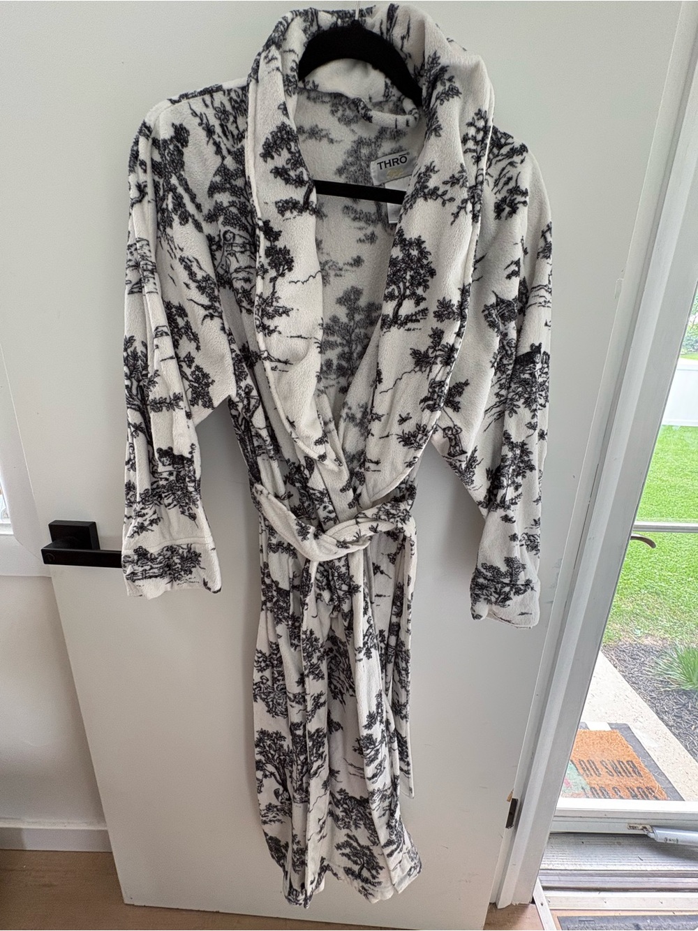 THRŌ Lifestyle Plush Fleece Robe Black & White Toile Print XL/XL